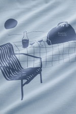 Close-up front view of 04651/ A trip in a bag T-shirt 'Nunu' smoky blue showing a minimalist print of a chair, bottle, glasses, and bag.

<p>A basic with a print accent: With its minimalist holiday print, this T-shirt by 04651/ A TRIP IN A BAG makes a mod