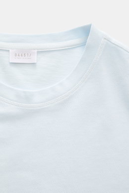 Close-up front view of the pastel blue 04651/ A trip in a bag Piqué T-shirt showing the crew neck and woven label inside.

<p>Summer essential: This piqué T-shirt from 04651/ A TRIP IN A BAG is a versatile staple that's perfect for warm days.</p>
<ul>
<li