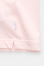Nahaufnahme des 04651/ A trip in a bag Piqué-T-Shirts rosé mit Weblabel an der Seitennaht, Piqué-Baumwolle, Slim Fit, Rippbündchen.