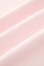 Nahaufnahme des roséfarbenen 04651/ A trip in a bag Piqué-T-Shirts, Slim Fit mit Rundhalsausschnitt, Baumwoll-Piqué, Rippbündchen, Weblabel.