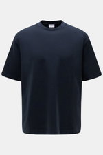 Frontale Nahaufnahme des navyfarbenen 04651/ A trip in a bag Rundhals-T-Shirts 'If Tee' aus elastischer Baumwolle im Oversized Fit mit Rundhalsausschnitt und Weblabel.