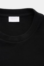 04651/ A trip in a bag Rundhals-T-Shirt 'If Tee' schwarz, Detailaufnahme von oben, weiche Baumwolle, schwerer Jersey, Weblabel in Seitennaht.