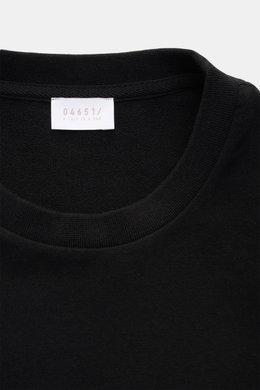 04651/ A trip in a bag Rundhals-T-Shirt 'If Tee' schwarz, Detailaufnahme von oben, weiche Baumwolle, schwerer Jersey, Weblabel in Seitennaht.