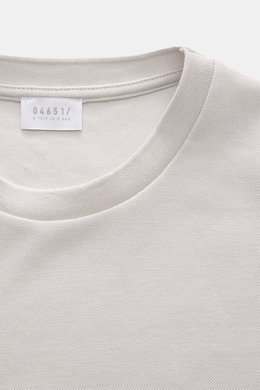 Nahaufnahme vom Rundhalsausschnitt des 04651/ A trip in a bag Piqué-T-Shirt 'TP' hellgrau aus reiner Baumwolle mit komfortablen Rippbündchen und kernigem Griff, Slim Fit, Weblabel in der Seitennaht, fotografiert von oben.