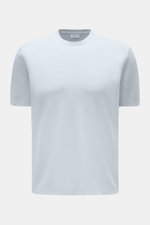 Frontansicht des 04651/ A trip in a bag Piqué-T-Shirts 'TP' pastellblau aus reiner Baumwolle mit Slim Fit, Rundhalsausschnitt und Rippbündchen.