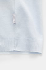 04651/ A trip in a bag Piqué-T-Shirt 'TP' pastellblau Nahaufnahme der unteren Kante mit Weblabel, Slim Fit, Rundhalsausschnitt, Rippbündchen, reine Baumwolle, kerniger Griff.