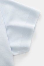 Nahaufnahme des Ärmelendes vom 04651/ A trip in a bag Piqué-T-Shirt "TP" pastellblau, Slim Fit, Piqué-Baumwolle mit Rippbündchen.