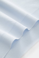 Detailaufnahme des hellblauen Piqué-Stoffs und der Rippbündchen aus der Nahaufnahme, 04651/ A trip in a bag Piqué-T-Shirt 'TP' pastellblau, Slim Fit, Rundhalsausschnitt, reine Baumwolle mit kernigem Griff, Weblabel in Seitennaht.