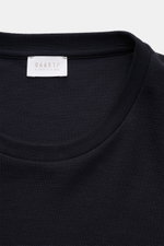 Nahaufnahme des Rundhalsausschnitts und des weißen Weblabels in der Seitennaht des 04651/ A trip in a bag Piqué-T-Shirt 'TP' navy aus reiner Baumwolle mit körnigem Griff, Slim Fit und komfortablen Rippbündchen. Summer Essential für warme Tage.
