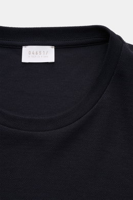 Nahaufnahme des Rundhalsausschnitts und des weißen Weblabels in der Seitennaht des 04651/ A trip in a bag Piqué-T-Shirt 'TP' navy aus reiner Baumwolle mit körnigem Griff, Slim Fit und komfortablen Rippbündchen. Summer Essential für warme Tage.