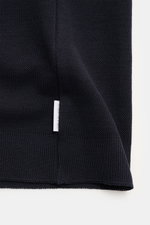 04651/ A trip in a bag Piqué-T-Shirt 'TP' navy, Detailansicht der Seitennaht mit Weblabel, Piqué aus reiner Baumwolle, Slim Fit, Rippbündchen.