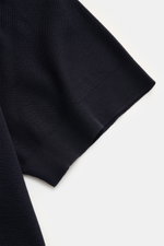 04651/ A trip in a bag Piqué-T-Shirt 'TP' navy Nahaufnahme des Ärmel-Endes mit körnigem Griff, Rippbündchen, Slim Fit, reine Baumwolle.