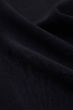 Nahaufnahme der Struktur des 04651/ A trip in a bag Piqué-T-Shirt 'TP' navy aus reiner Baumwolle mit körnigem Griff.