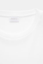 Close-up front view of the neckline and label of the 04651/ A trip in a bag Piqué-T-Shirt 'TP' weiß in white cotton piqué fabric.

<p>Summer Essential: Das Piqué-T-Shirt von 04651/ A TRIP IN A BAG überzeugt an warmen Tagen als vielseitiges Basic.</p>
<ul>