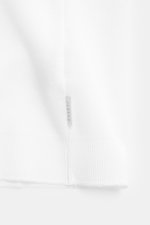 Alt tag (124 characters): Close-up front view of 04651/ A trip in a bag Piqué-T-Shirt 'TP' weiß showing textured cotton fabric and label.

Additional description: 
<p>Summer Essential: Das Piqué-T-Shirt von 04651/ A TRIP IN A BAG überzeugt an warmen Tagen