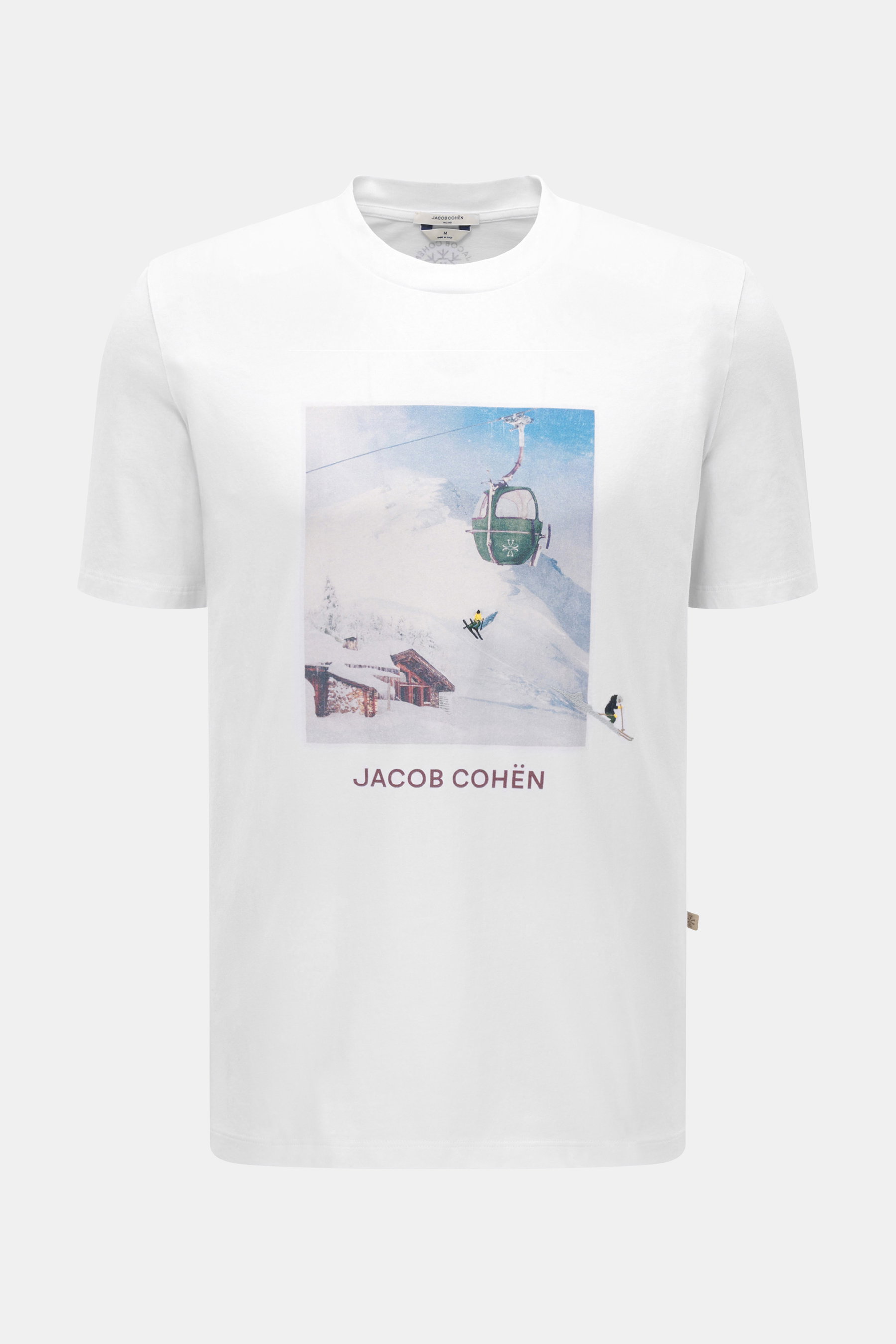Jacob Cohen Rundhals-T-Shirt 'Après-Ski' weiß, Frontfoto, Jersey aus reiner Baumwolle, weiche Qualität, Slim Fit, Rundhalsausschnitt, markanter Print mit Stitching-Details und kleinem 'Après-Ski'-Logo am oberen Rücken.
