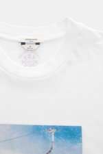 Jacob Cohen Rundhals-T-Shirt 'Après-Ski' weiß, Detailfoto von oben, Jersey aus reiner Baumwolle, weiche Qualität, Slim Fit, Rundhalsausschnitt, markanter Print mit Stitching-Details, kleines 'Après-Ski'-Logo am oberen Rücken.