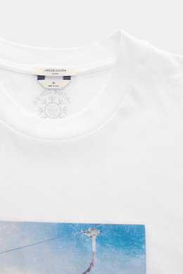 Jacob Cohen Rundhals-T-Shirt 'Après-Ski' weiß, Detailfoto von oben, Jersey aus reiner Baumwolle, weiche Qualität, Slim Fit, Rundhalsausschnitt, markanter Print mit Stitching-Details, kleines 'Après-Ski'-Logo am oberen Rücken.
