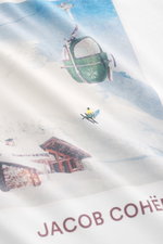 Jacob Cohen Rundhals-T-Shirt 'Après-Ski' weiß aus reiner Baumwolle, Slim Fit, weiche Qualität, Rundhalsausschnitt, Detailaufnahme des Brustprints mit Stitching und kleinem Logo am Rücken.