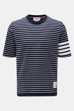 Thom Browne Rundhals-T-Shirt navy/weiß gestreift, halbnahe Frontansicht, reine Baumwolle, Brusttasche, Slim Fit, verlängerte Rückseite, markante Ärmelstreifen.
