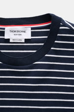 Nahaufnahme des Thom Browne Rundhals-T-Shirts navy/weiß gestreift, reine Baumwolle mit weichem Griff und klassischem Streifenmuster.