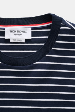 Nahaufnahme des Thom Browne Rundhals-T-Shirts navy/weiß gestreift, reine Baumwolle mit weichem Griff und klassischem Streifenmuster.