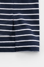 Nahaufnahme des navy/weiß gestreiften Thom Browne Rundhals-T-Shirts, Detail der seitlichen Saumöffnung aus reiner Baumwolle, weicher Griff, Slim Fit, klassisches Streifenmuster erkennbar.