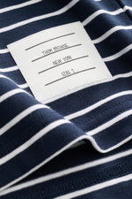Nahaufnahme des Thom Browne Rundhals-T-Shirts navy/weiß gestreift aus reiner Baumwolle mit Label, klassischem Streifenmuster und weichem Griff.