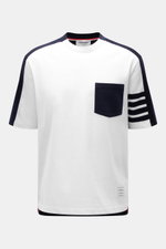Thom Browne T-shirt weiß/schwarz, frontal fotografiert, reine Baumwolle, weicher Griff, slim fit, Rundhalsausschnitt, Brusttasche, kontrastfarbene Streifen am Arm, kurze Saumschlitze, verlängerte Rückseite.