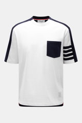 Thom Browne T-shirt weiß/schwarz, frontal fotografiert, reine Baumwolle, weicher Griff, slim fit, Rundhalsausschnitt, Brusttasche, kontrastfarbene Streifen am Arm, kurze Saumschlitze, verlängerte Rückseite.
