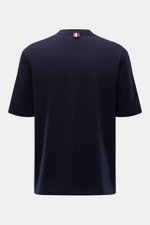 Thom Browne T-shirt weiß/schwarz, Rückansicht, reine Baumwolle, weicher Griff, slim fit, Rundhalsausschnitt, Brusttasche, kontrastfarbene Streifen, kurze Saumschlitze, verlängerte Rückseite.
