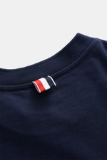 Nahaufnahme des Rundhalsausschnitts am Rücken des Thom Browne T-shirt weiß/schwarz, reine Baumwolle, weicher Griff, slim fit, Brusttasche, Streifen am Arm, Saumschlitze, verlängerte Rückseite.