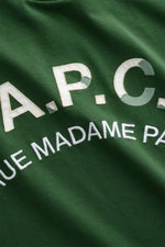Close-up front view of A.P.C. Rundhals-T-Shirt dunkelgrün showing soft cotton jersey fabric with vintage logo stitching.

<p>Legere Sommerlooks von A.P.C.: Aus weichem Baumwoll-Jersey gefertigt und mit Logo-Stitching im Vintage-Look versehen, wird dieses 