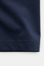 Nahaufnahme des weichen Baumwoll-Jerseys vom A.P.C. Rundhals-T-Shirt navy, Detail der Saumnaht in Regular Fit-Perspektive.