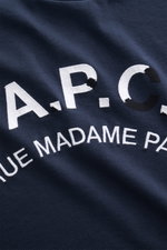Nahaufnahme des A.P.C. Rundhals-T-Shirt navy aus weichem Baumwoll-Jersey mit Vintage-Logo-Stitching in Regular Fit, Frontansicht.