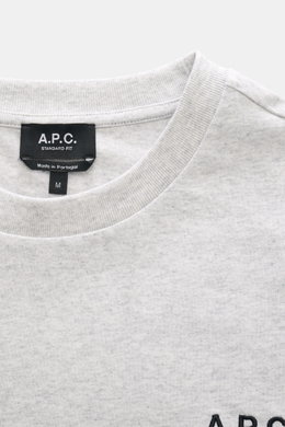 A.P.C. Rundhals-T-Shirt 'Standard Rue Madame' hellgrau meliert, Nahaufnahme von Kragen und Logo, weicher Baumwoll-Jersey, Regular Fit, Rundhalsausschnitt, Logo-Stickerei.