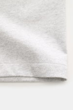 A.P.C. Rundhals-T-Shirt 'Standard Rue Madame' hellgrau meliert, Detailaufnahme Saum aus weichem Baumwoll-Jersey, Regular Fit, Logo-Stitching.
