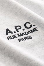 A.P.C. Rundhals-T-Shirt 'Standard Rue Madame' hellgrau meliert, Detailaufnahme von weichem Baumwoll-Jersey mit schwarzer Logo-Stickerei, Frontansicht.