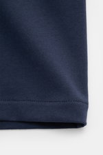 A.P.C. Rundhals-T-Shirt 'Standard Rue Madame' dunkelblau, Detailaufnahme des weichen Baumwoll-Jersey-Stoffs, Saum in Nahaufnahme, Jersey mit feinem Logo-Stitching.