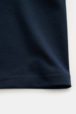 Nahaufnahme des A.P.C. Rundhals-T-Shirts 'Standard Rue Madame' navy aus weichem Baumwoll-Jersey, Detail des Saums aus frontaler Perspektive.