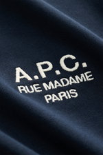 Nahaufnahme des A.P.C. Rundhals-T-Shirts 'Standard Rue Madame' navy aus weichem Baumwoll-Jersey mit weißer Logo-Stickerei frontal.