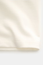 A.P.C. Rundhals-T-Shirt 'Standard Rue Madame' offwhite im Detail, Frontansicht, weicher Baumwoll-Jersey, Regular Fit, Logo-Stickerei.