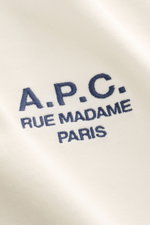 Nahaufnahme des A.P.C. Rundhals-T-Shirts 'Standard Rue Madame' offwhite mit weichem Baumwoll-Jersey und blauem Logo-Stitching frontal sichtbar.
