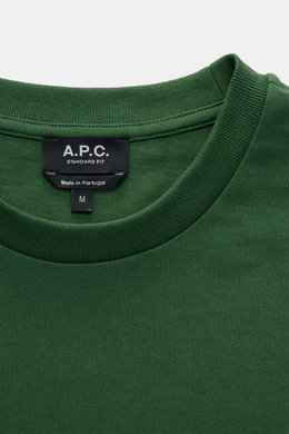 A.P.C. Rundhals-T-Shirt 'Standard Rue Madame' grün, Nahaufnahme von Kragen und Label, weicher Baumwoll-Jersey, Regular Fit, Logo-Stitching.