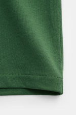 A.P.C. Rundhals-T-Shirt 'Standard Rue Madame' grün, Detailaufnahme des weichen Baumwoll-Jersey-Stoffs und Saum, Front nah, Regular Fit, Logo-Stickerei.