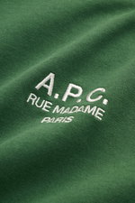 Nahaufnahme des grünen A.P.C. Rundhals-T-Shirts 'Standard Rue Madame' mit weißer Logo-Stickerei auf weichem Baumwoll-Jersey.