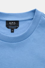 Close-up front view of the A.P.C. Rundhals-T-Shirt 'Standard Rue Madame' blau showing soft blue cotton jersey and black label.

Description:  
<p>Clean, cool, A.P.C. – das T-Shirt 'Standard Rue Madame' bringt französisches Understatement auf den Punkt. Ge