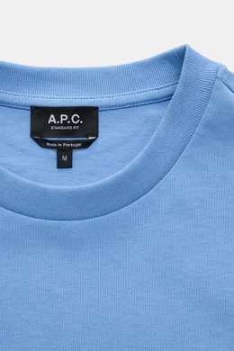 Close-up front view of the A.P.C. Rundhals-T-Shirt 'Standard Rue Madame' blau showing soft blue cotton jersey and black label.

Description:  
<p>Clean, cool, A.P.C. – das T-Shirt 'Standard Rue Madame' bringt französisches Understatement auf den Punkt. Ge