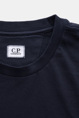 Nahaufnahme des C.P. Company Rundhals-T-Shirts dark navy von oben, Jersey aus Baumwolle, weicher Griff, Slim Fit, Rundhalsausschnitt, Logo-Patch auf der Brust.