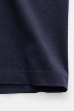 Nahaufnahme des C.P. Company Rundhals-T-Shirts dark navy, aufgenommen von der Seitenperspektive, zeigt weichen Jersey aus reiner Baumwolle mit Logo-Patch auf der Brust, Slim Fit und Rundhalsausschnitt.